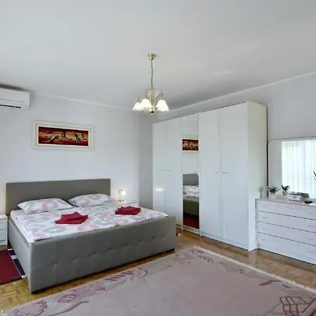 In Mit Gepflegtem Garten Apartment Umag