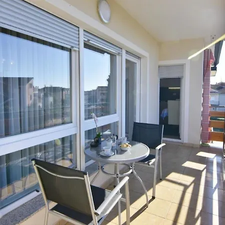 Apartment In Mit Gepflegtem Garten